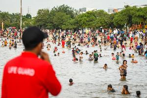 Liburan Lebaran 2025 di Pantai Ancol